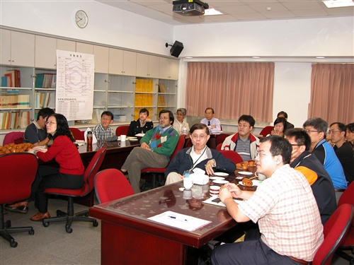 2010第五屆鍾靈化學創意競賽於3月6日在淡水校園鍾靈化學館舉行，生活化與創意設計的主題，吸引了包括建國中學、北一女中、台南一中等546位高中學生參與角逐競賽。