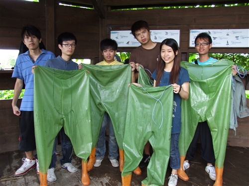 本校260位修習「生態社區建構」課程的同學，日前進行關渡自然公園之志工服務，為國境生態保育付出一己之力，並體驗服務的真諦。