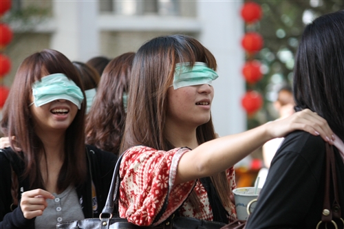 「校園與社區服務學習」課程，一般生與視障生共體「健康校園」。