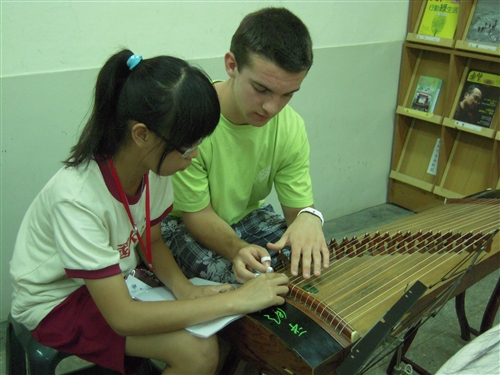 「2010海外華裔青年語文研習班」活動正在本校熱烈展開。