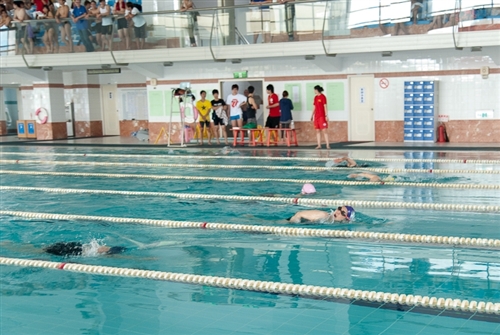 為歡慶淡江一甲子，60週年校慶籌備委員會「體育活動組」舉辦「水上運動會」，揭開一系列體育慶祝活動的序幕，從此讓淡江活力充沛一整年。