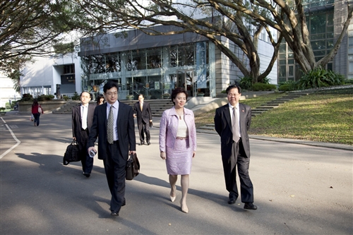 大陸廈門大學朱崇實校長等一行5人蒞校參訪，本校張家宜校長於驚聲國際會議廳主持簡報及座談，兩校針對學術合作事宜進行熱烈的交流。