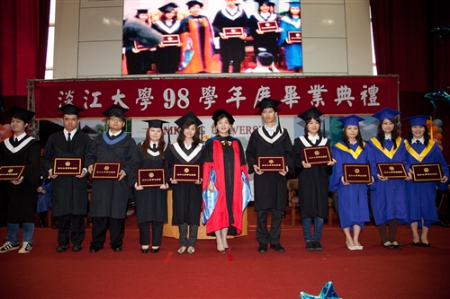 本校98學年度畢業典禮在淡水校園紹謨紀念體育館舉行，校長張家宜以「虎崗風雅林美化雨黌宮甲子春，學成啟航縱橫天下菁莪萬世秋」期勉每一位畢業生，秉持企業最愛的DNA，開創一番「淡江以你為榮」的榮耀。