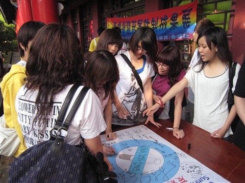 春暉週暨菸害防制成果展於覺軒花園教室陽光展開，張家宜校長親臨會場主持開幕式，並帶領師長剪掉長型拒菸，展現本校「向菸說不、健康邁步」的決心。