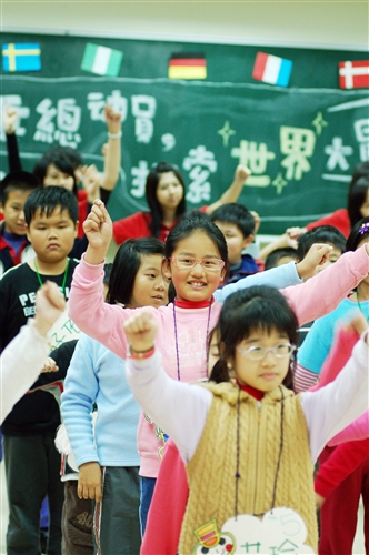 本校親善大使團在淡水校園舉辦「禮儀小兵總動員，探索世界大冒險」成長營，安排的課程包括美姿美儀、國際禮儀與說話的藝術、用餐禮儀、世界萬花筒等，教導參與學童正確的生活禮儀。