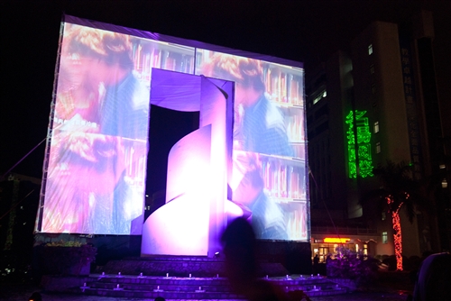 淡水校園「傳燈傳心」與蘭陽校園「燈峰照吉」點燈活動，全體教職員工生同慶學校60大壽。