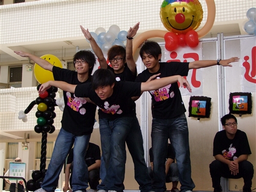 由資訊工程學系舉辦的「2010資訊週」，7日至10日登場，邀請高科技業者演講、參展並辦理學生生涯規劃講座，讓與會者了解系所多面向培養學生基本專業能力與就業力的策略。