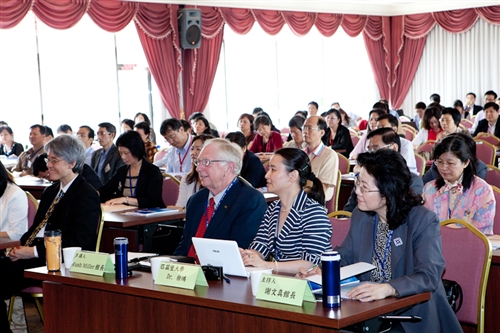 「98學年度全國大專校院圖書館館長聯席會」，邀集175所大專校院與軍警學校圖書館館長齊聚五虎崗，針對當前大專院校圖書館的經營、行政協調及發展趨勢等主題，進行交流與研討，以提升各校圖書館提升整體競爭力。