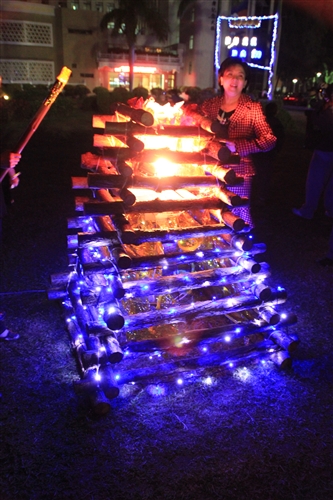 「淡江一甲子，旋轉久久，迎向100 蛋捲點燈」暨「2010白色聖誕化妝舞會」活動熱鬧登場。