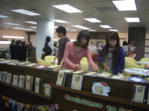 覺生紀念圖書館與美洲所及英文系合辦「《湯姆歷險記》暨馬克‧吐溫主題書展」及「閱讀《湯姆歷險記》」等一系列「2010世界閱讀日」活動，邀請與會者一同重溫兒時舊夢，並向大師致敬。