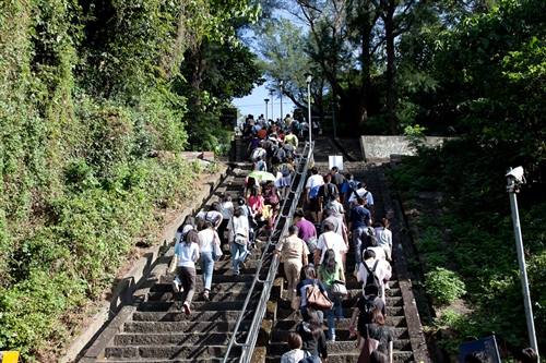 新淡江人登克難坡，本校99學年度新生開學典禮暨入學講習於淡水校園隆重舉行。