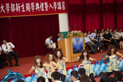 新淡江人登克難坡，本校99學年度新生開學典禮暨入學講習於淡水校園隆重舉行。