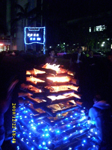 「淡江一甲子，旋轉久久，迎向100 蛋捲點燈」暨「2010白色聖誕化妝舞會」活動熱鬧登場。