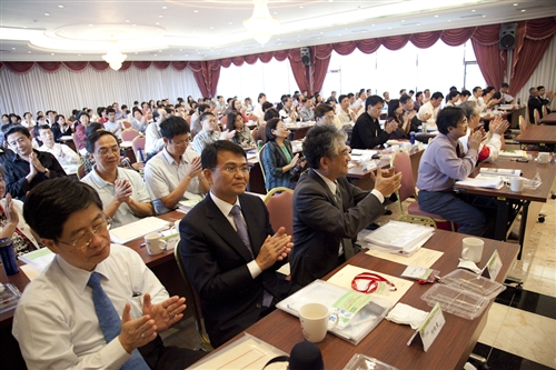 開創淡江新紀元，本校舉行「99學年度教學與行政革新研討會」。