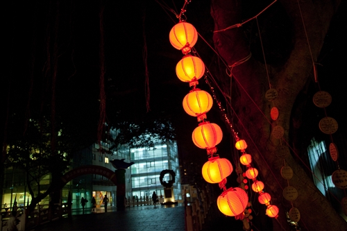 淡水校園「傳燈傳心」與蘭陽校園「燈峰照吉」點燈活動，全體教職員工生同慶學校60大壽。