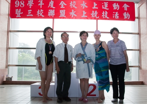 為歡慶淡江一甲子，60週年校慶籌備委員會「體育活動組」舉辦「水上運動會」，揭開一系列體育慶祝活動的序幕，從此讓淡江活力充沛一整年。