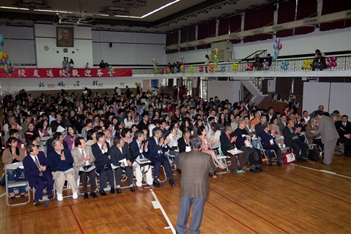 「春之饗宴」：時序入春、奼紫焉紅的杜鵑妝點滿校園之際，校友們齊聚五虎崗，與創辦人張建邦及校長張家宜同歡，提早為本校建校一甲子暖壽。