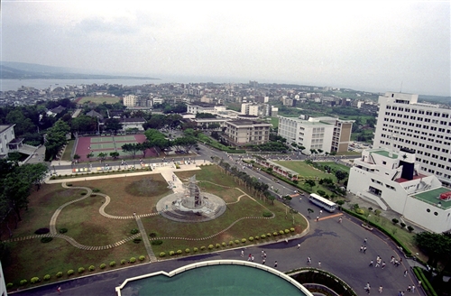 為記錄一甲子以來的成長足跡，本校將出版令人懷念的人、事、物《淡江影像60─人事物的交融》專書，自即日起至4月10日止舉辦「淡江老照片」徵集活動，歡迎所有淡江人共襄盛舉，踴躍提供。