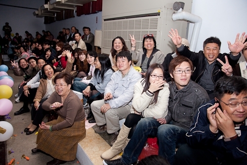 本校98年度歲末聯歡會在淡水校園學生活動中心熱鬧登場，豐富的摸彩品及多元具有特色的民俗技藝、箏胡、舞蹈、歌唱等表演，讓全校教職員工及退休人員High到最高點。