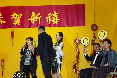 本校98年度歲末聯歡會在淡水校園學生活動中心熱鬧登場，豐富的摸彩品及多元具有特色的民俗技藝、箏胡、舞蹈、歌唱等表演，讓全校教職員工及退休人員High到最高點。