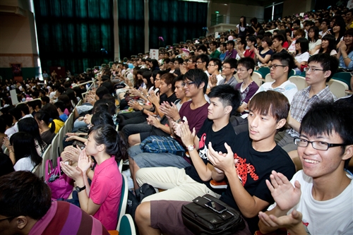 新淡江人登克難坡，本校99學年度新生開學典禮暨入學講習於淡水校園隆重舉行。