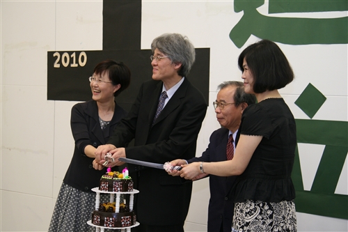 教科系第10屆畢展「十，進位」，本週在淡水校園黑天鵝展示廳展出19組與企業合作製作數位教材之畢業作品，展現同學大學四年來在教學設計、多媒體製作、數位學習與教材開發之專業訓練成果。