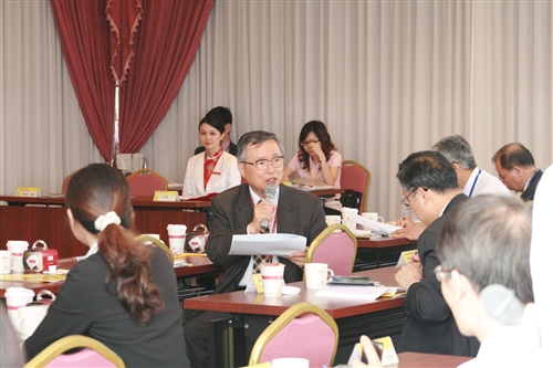 教育部訪視委員蒞校進行98年度獎勵私立大學校院校務發展計畫經費訪視活動，張校長針對本校健全的會計管理制度，以及獎補助經費之有效運用，進行了簡報與說明。