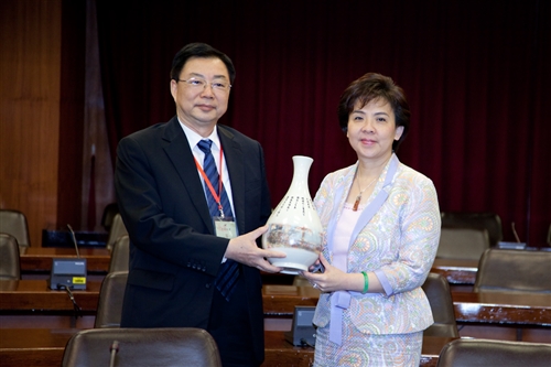 大陸廣州大學易佐永黨委書記等一行12人蒞校參訪，本校張家宜校長於驚聲國際會議廳主持簡報及座談，兩校針對進一步學術合作交流事宜進行熱烈的討論。