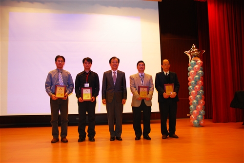 本校執行校園保護智慧財產權措施，再度獲得教育部肯定，頒發「行政督導、教育推廣及輔導評鑑類」和「校園影印管理類」獎項。