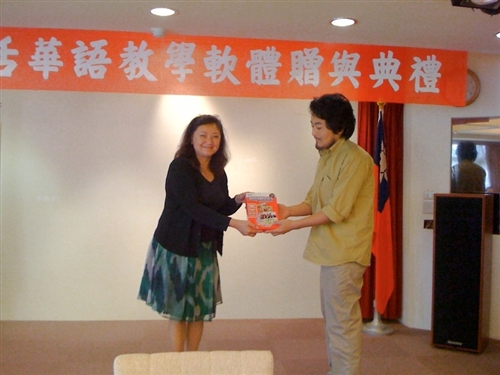 一筆通國際股份有限公司捐贈本校成人教育部60套Daily Chinese（一日生活華語）軟體，日後該軟體將應用於外籍生或華裔學生學習華語上，讓學生學習華語更能得心應手，提高學習成效。