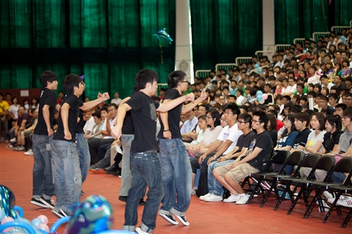 新淡江人登克難坡，本校99學年度新生開學典禮暨入學講習於淡水校園隆重舉行。