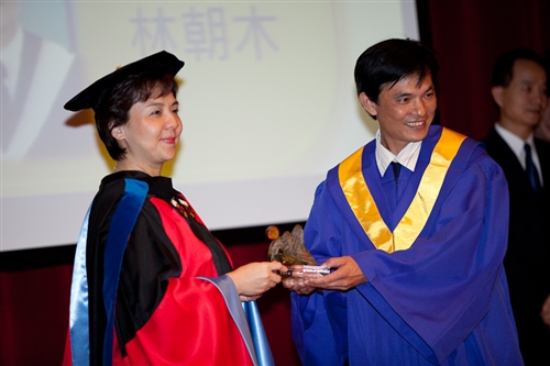 本校蘭陽校園於5日上午舉行第2屆畢業生之畢業典禮，典禮全程以英語進行。畢業生帶著師長及學弟妹的祝福，昂首開展人生新的里程碑。