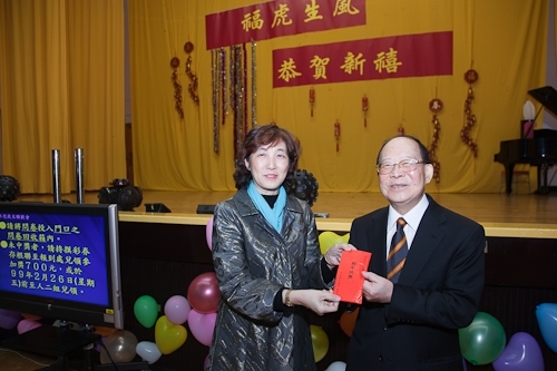 本校98年度歲末聯歡會在淡水校園學生活動中心熱鬧登場，豐富的摸彩品及多元具有特色的民俗技藝、箏胡、舞蹈、歌唱等表演，讓全校教職員工及退休人員High到最高點。