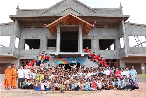 本校師生利用暑假遠赴柬埔寨進行服務學習活動。