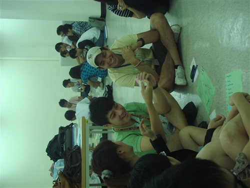 「2010年暑期生活英語營」本週在淡水校園熱鬧展開，4天的活動將協助同學藉著不同文化的學習與自我探索，提升英語能力與國際視野。