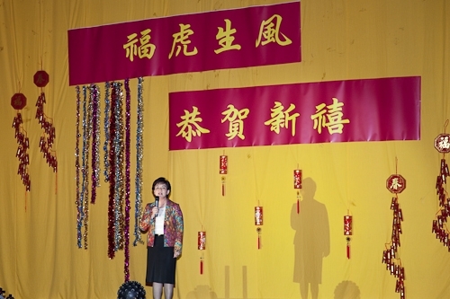 本校98年度歲末聯歡會在淡水校園學生活動中心熱鬧登場，豐富的摸彩品及多元具有特色的民俗技藝、箏胡、舞蹈、歌唱等表演，讓全校教職員工及退休人員High到最高點。