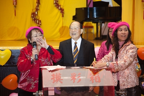 本校98年度歲末聯歡會在淡水校園學生活動中心熱鬧登場，豐富的摸彩品及多元具有特色的民俗技藝、箏胡、舞蹈、歌唱等表演，讓全校教職員工及退休人員High到最高點。