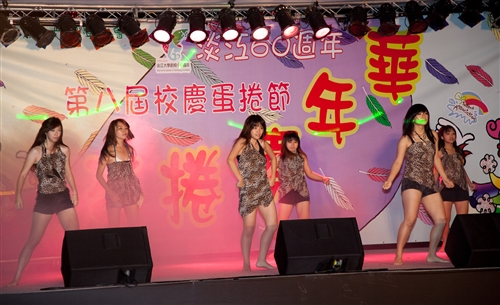 淡水校園「傳燈傳心」與蘭陽校園「燈峰照吉」點燈活動，全體教職員工生同慶學校60大壽。