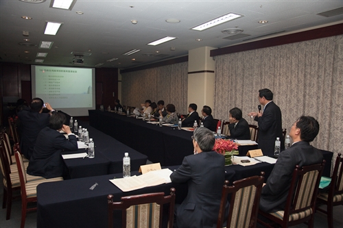 「川台高校校長論壇」四川代表團之四川大學謝和平校長等一行33人蒞校參訪，本校張家宜校長於驚聲國際會議廳主持簡報及座談，針對學術、教育等議題進行交流。