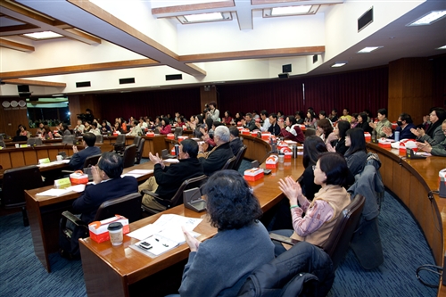 主題為「精進品管圈技能，強化跨組織合作」的98學年度全面品質管理研習會，張家宜校長並頒獎給本校品管圈競賽前3名的文革圈、兩極圈、黑眼鳳凰圈，並邀請台中榮民總醫院品管圈發表暨專題演講，以分享其執行品管圈的經驗與成效。