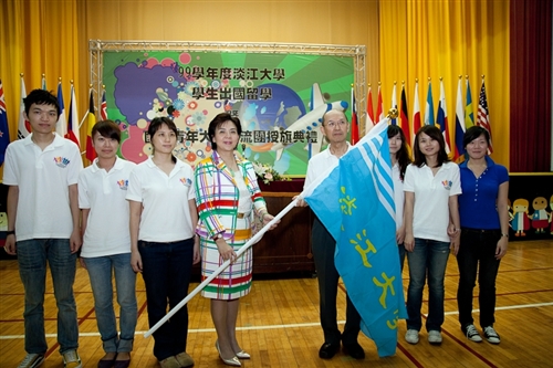 「99學年度淡江大學學生出國留學暨國際青年大使交流團授旗典禮」，於淡水校園學生活動中心舉行，460餘名學生們將帶著師長們滿滿的祝福，起航出海到實體環境，學習多元文化與語言及累積生命能量。