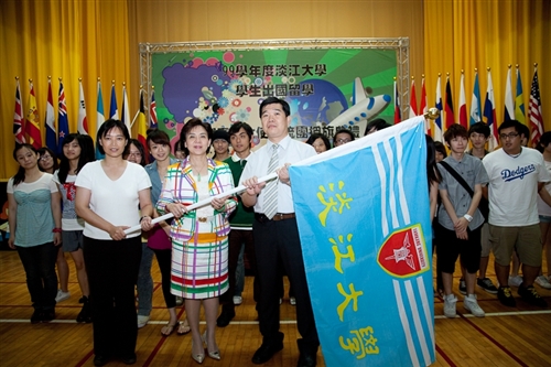 「99學年度淡江大學學生出國留學暨國際青年大使交流團授旗典禮」，於淡水校園學生活動中心舉行，460餘名學生們將帶著師長們滿滿的祝福，起航出海到實體環境，學習多元文化與語言及累積生命能量。