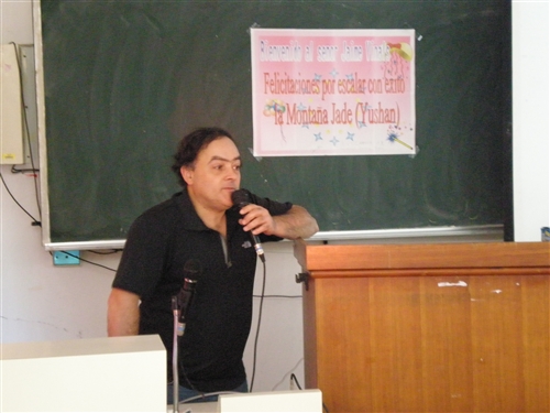 美洲研究所邀請中南美洲唯一征服全世界七大峰的登山家海梅比尼亞斯蒞臨淡水校園進行「從瓜地馬拉到世界的高峰」演講，讓本校學生見證了這位充滿活力，將攀爬高峰當作生命最重要事的勇士。