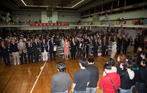 「春之饗宴」：時序入春、奼紫焉紅的杜鵑妝點滿校園之際，校友們齊聚五虎崗，與創辦人張建邦及校長張家宜同歡，提早為本校建校一甲子暖壽。