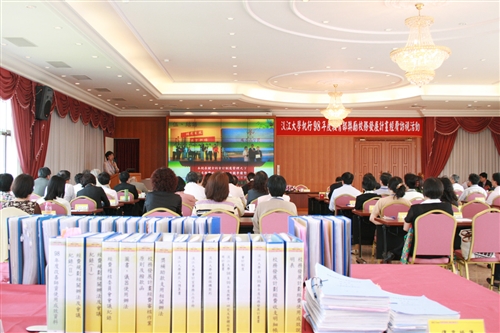 教育部訪視委員蒞校進行98年度獎勵私立大學校院校務發展計畫經費訪視活動，張校長針對本校健全的會計管理制度，以及獎補助經費之有效運用，進行了簡報與說明。