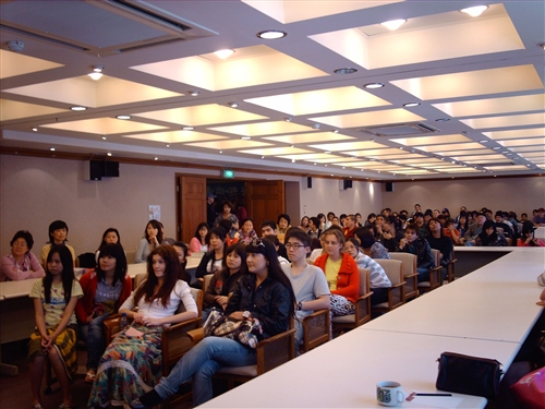 一筆通國際股份有限公司捐贈本校成人教育部60套Daily Chinese（一日生活華語）軟體，日後該軟體將應用於外籍生或華裔學生學習華語上，讓學生學習華語更能得心應手，提高學習成效。