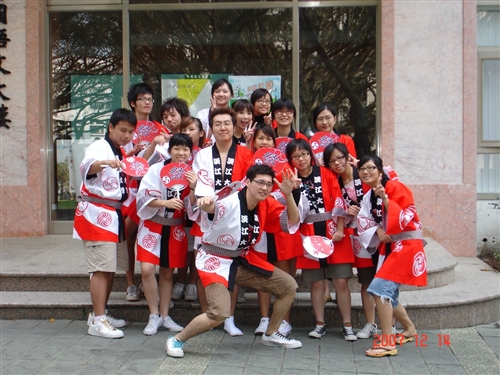 本校柬埔寨服務學習團利用寒假再度前往柬埔寨嗊布省蓮花市，進行中文、電腦教學的海外志工服務，展現學生專業知識與技能，提供有價值之服務，拓展生命的寬度。