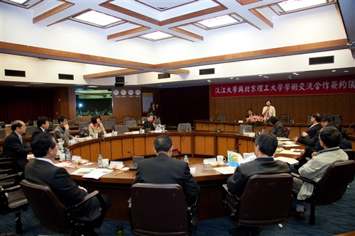 本校與北京理工大學簽定兩校學術交流協議暨學生交流協議書。