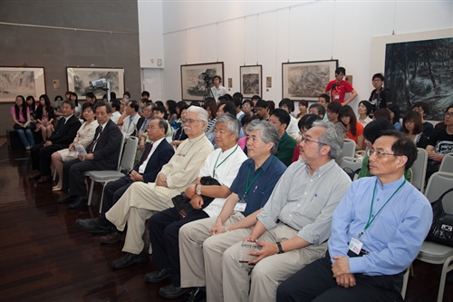 「台灣鄉情水墨畫」巡迴展即日起至6月底在本校文錙藝術中心展出，水墨畫家聯合展出運用了山水、人物、花鳥等表現題材之作品，展現創作者個人獨特的風格，並帶領大家重新認識台灣之美。