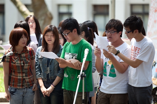 「外語週」於本週在外語大樓前、海報街展開，動人的各國舞蹈表演、各國文物美食讓全校動起來。